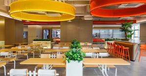 Mobili JE × Mensa aziendale | Il sole ti accompagna tutto l'anno